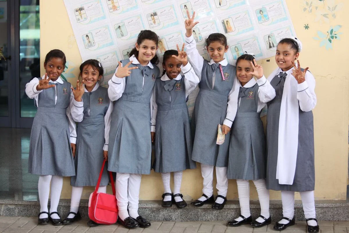 زي المدارس الحكومية في الإمارات