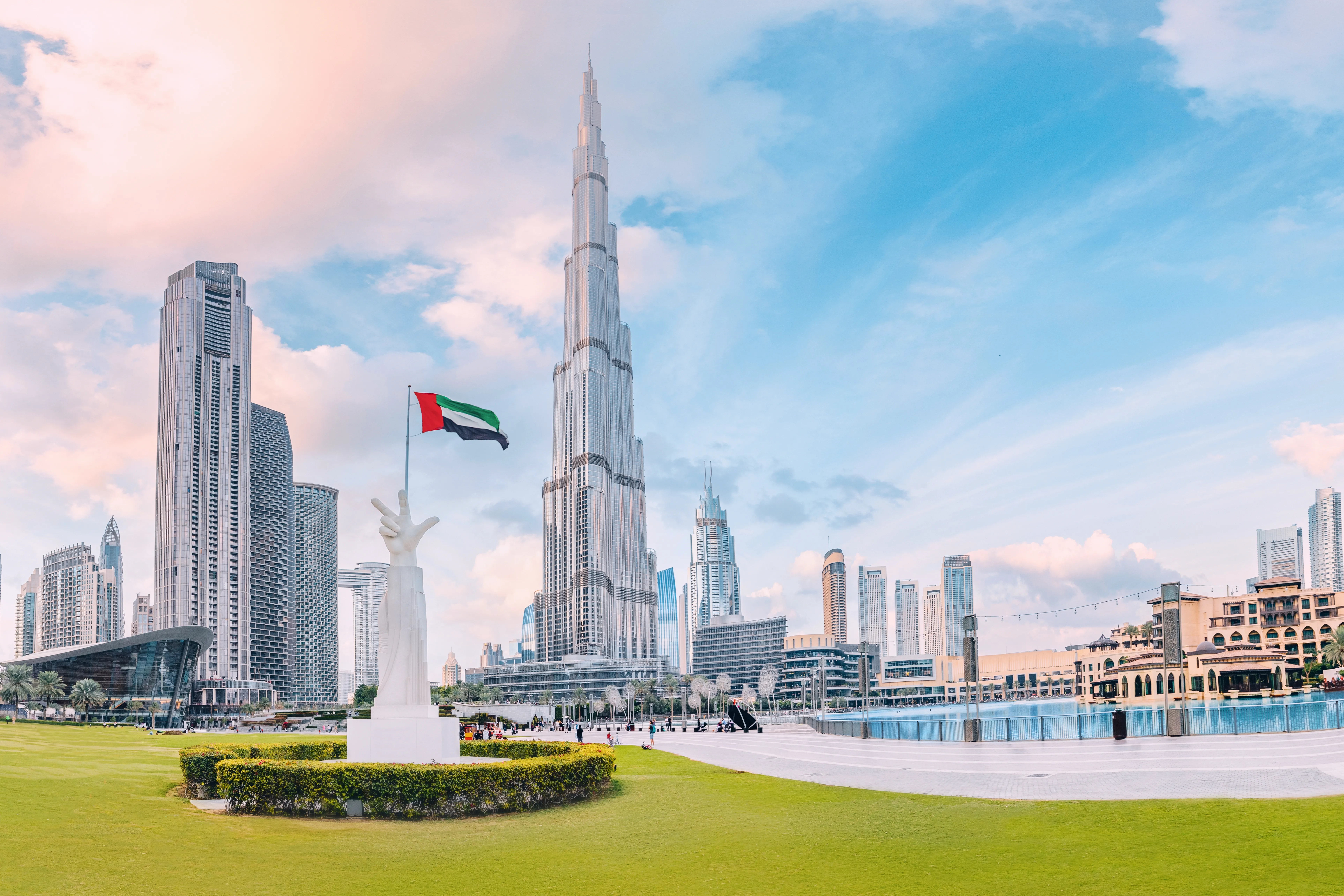shutterstock_2304363735 تأسيس شركة في الامارات-دليلك الشامل لتجديد رخصة تجارية في دبي-إتقان لتأسيس الشركات وتطوير الأعمال - ITQAN
